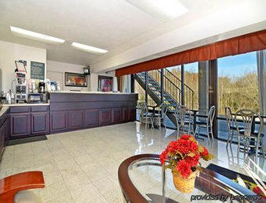 Hotel Super 8 By Wyndham West