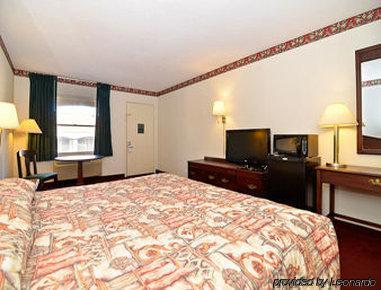 Super 8 By Wyndham West