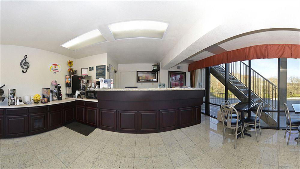 Hotel Super 8 By Wyndham West