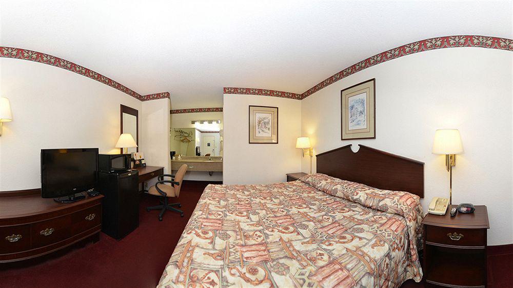 Super 8 By Wyndham West