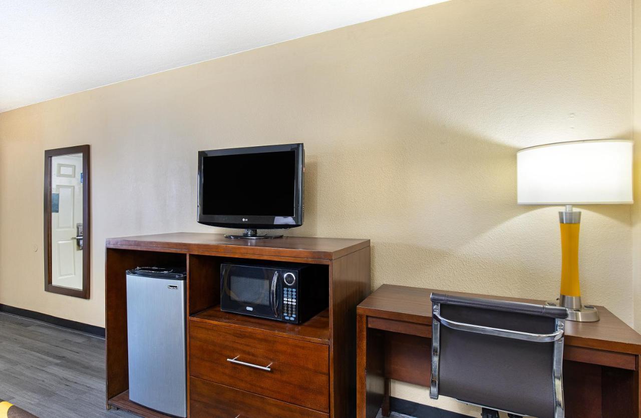 Super 8 By Wyndham West