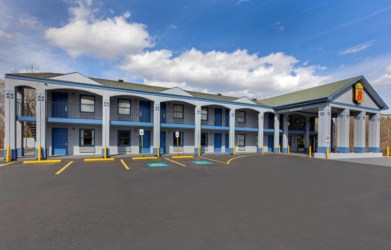 Hotel Super 8 By Wyndham West