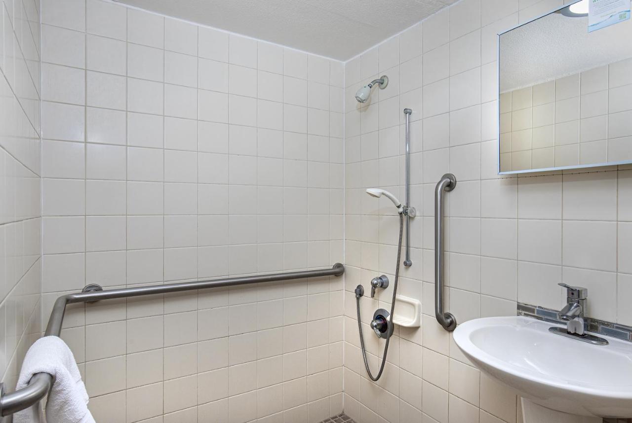 Super 8 By Wyndham West Hotel 2*