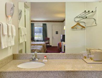 Super 8 By Wyndham West Hotel